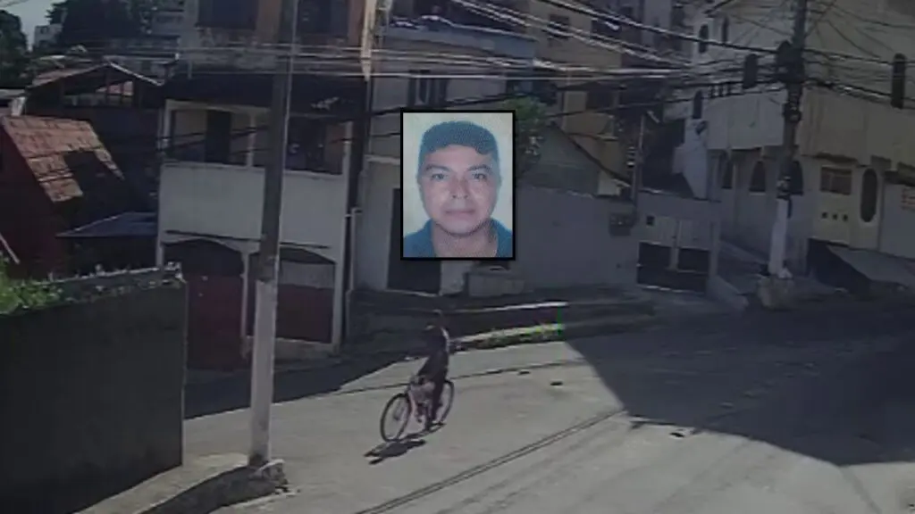 Vídeo: ciclista morre ao perder controle de bicicleta e colidir contra um muro no ES Homem descendo uma rua íngreme de bicicleta e um pouco acima a foto do rosto do homem, que se acidentou e veio a óbito no acidente