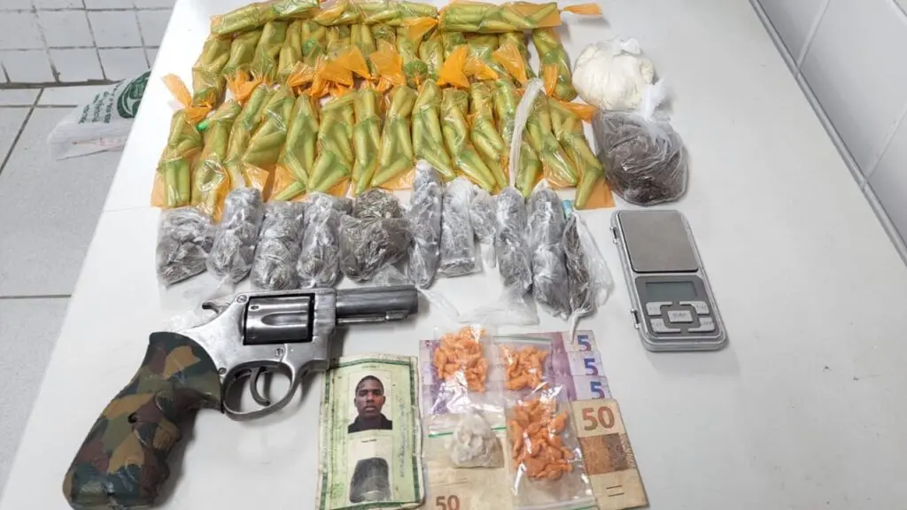 Equipes K9 e P2 detonam biqueira durante apuração de denúncias anônimas na Serra sobre uma mesa branca um revólver calibre .38, 113 buchas de maconha, uma porção de maconha, 217 pinos de cocaína, uma porção de cocaína, 52 pedras de crack, além de R$ 65 em espécie e uma balança de precisão
