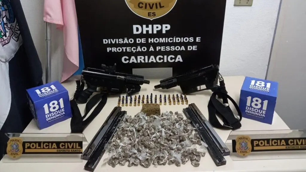 DHPP Cariacica realiza ações contra homicidas e retira armas de circulação uma arma de fogo, dois carregadores, sobre uma mesa branca 376 buchas de maconha e 69 munições calibre 9mm.