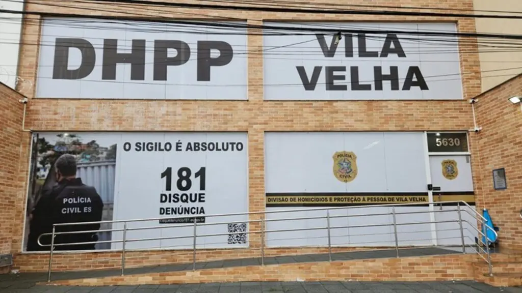 DHPP Vila Velha prende homem acusado de matar 3 pessoas em Jaburuna Foto da entrada da sede da DHPP de Vila Velha