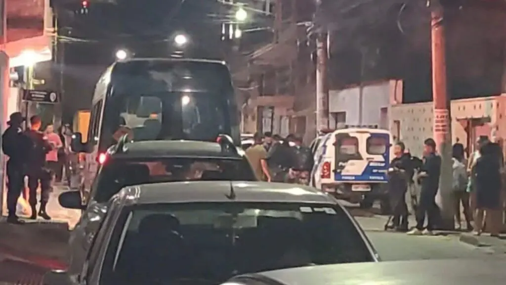 Homem é preso após tentar explodir viatura da Polícia Militar com uma granada em Vitória Viatura do Batalhão antibombas e outras viaturas da PM em uma rua de Vitória