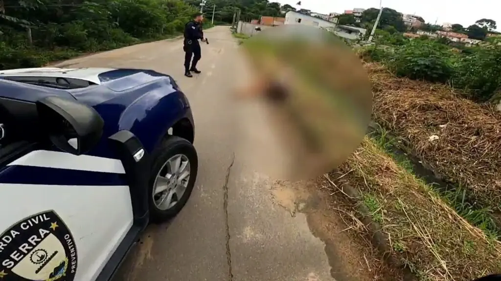 Vídeo: Guarda da Serra arrocha biqueira e por tabela recupera moto roubada Imagem de um agente da Guarda da Serra, com uma arma na mão e um adolescente sentado, que tentou fugir do local, na rua também há uma viatura da guarda parada no meio da rua.