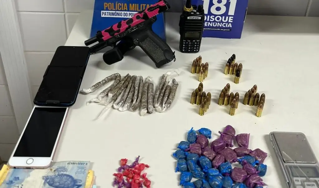 Polícia Militar prende trio vacilando na biqueira com armas e drogas em Planalto Serrano sobre uma mesa branca, uma pistola calibre 9mm, 50 munições do mesmo calibre, 56 buchas de maconha, 22 pedras de crack, dois rádios comunicadores, uma balança de precisão e R$ 172 em dinheiro.