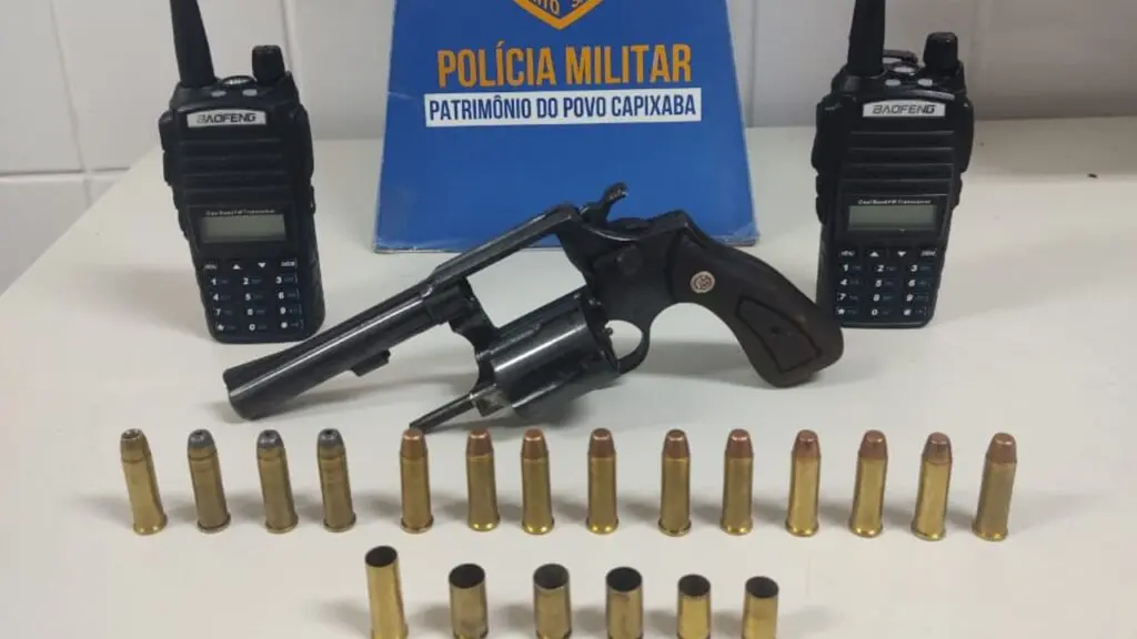 Adolescente é rasgado na bala durante confronto entre PM e traficantes na Serra Sobre uma mesa branca, um revólver calibre 38 com a numeração raspada, cinco munições intactas e uma deflagrada, e dois rádio comunicador