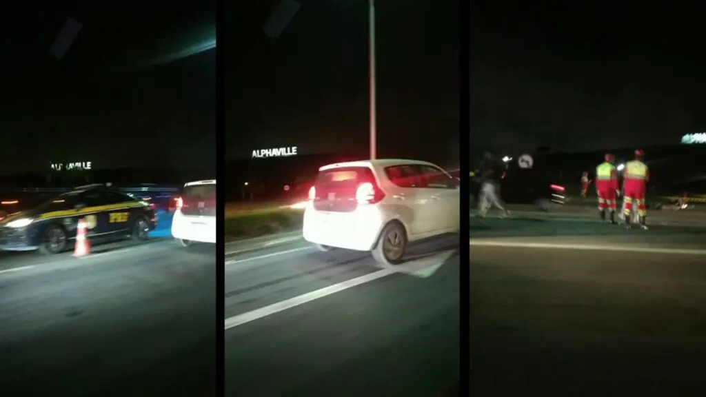 Tragédia no trânsito: condutor de moto morre na hora durante acidente na BR-101 Arte com 3 imagens, nas imagens feitas de dentro de um veículo mostra um trecho da BR-101 a noite, na primeira uma viatura da PRF, estacionada no canteiro, na segunda a estrada com pouca iluminação e ao fundo o letreiro aceso de um condômino, chamado ALPHAVILLE, e na terceira imagem os corpos caídos no chão e funcionarios da rodovia em volta