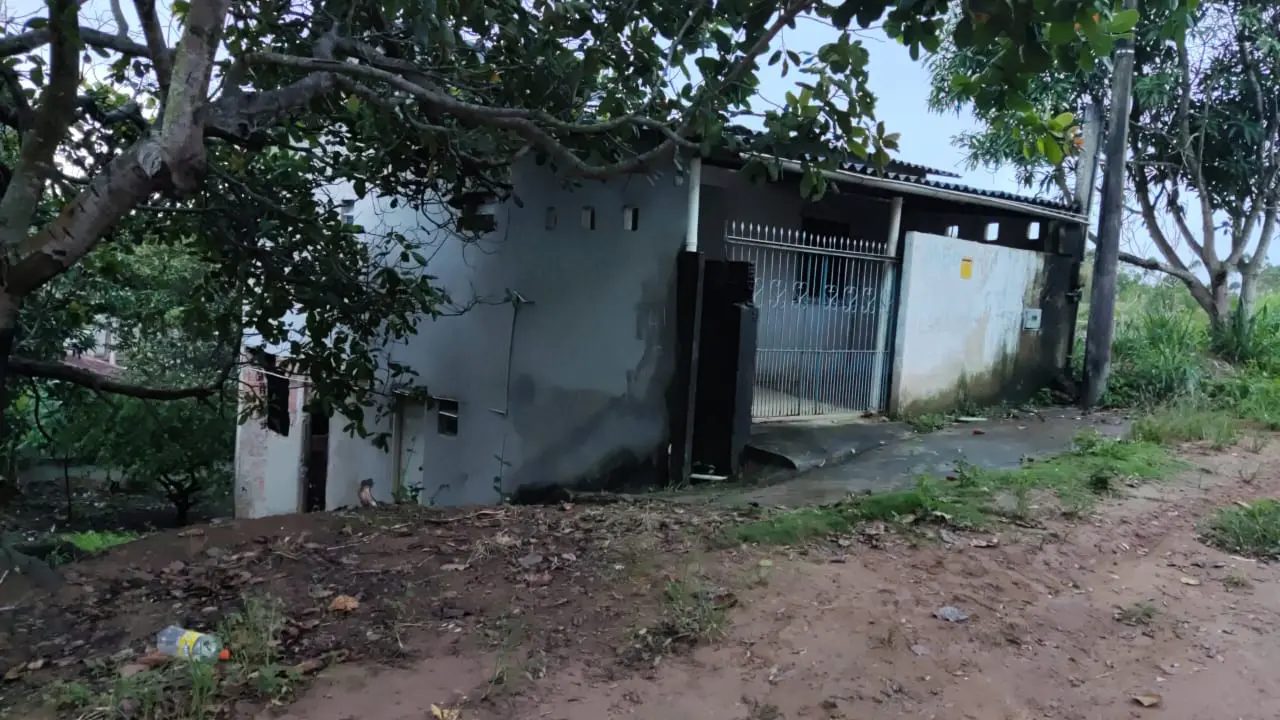 Foto uma casa abandonada em um local ermo rodeado de vegetação usada pelos criminosos como cativeiro