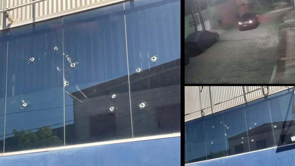 Vídeo: fachada de empresa especializada em vidros é alvejada por 12 disparos na Serra Arte com três imagens, na primeira uma foto de uma vidraça com marca de 12 disparos, na segunda imagem uma rua de paralelepípedo com um veículo parado e no fundo da imagem um homem efetuando disparos contra a fachada, na terceira imagem uma foto panoramica da chada com as marcas de tiro