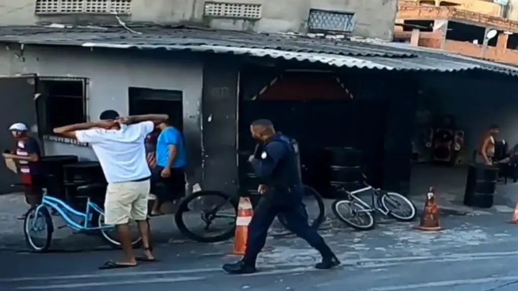 Vídeo: Guarda da Serra prende homem que espancou mulher por ciúmes