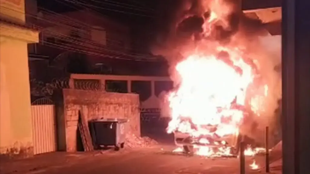 Vídeo: ônibus fica destruído após incêndio de grandes proporções na Serra