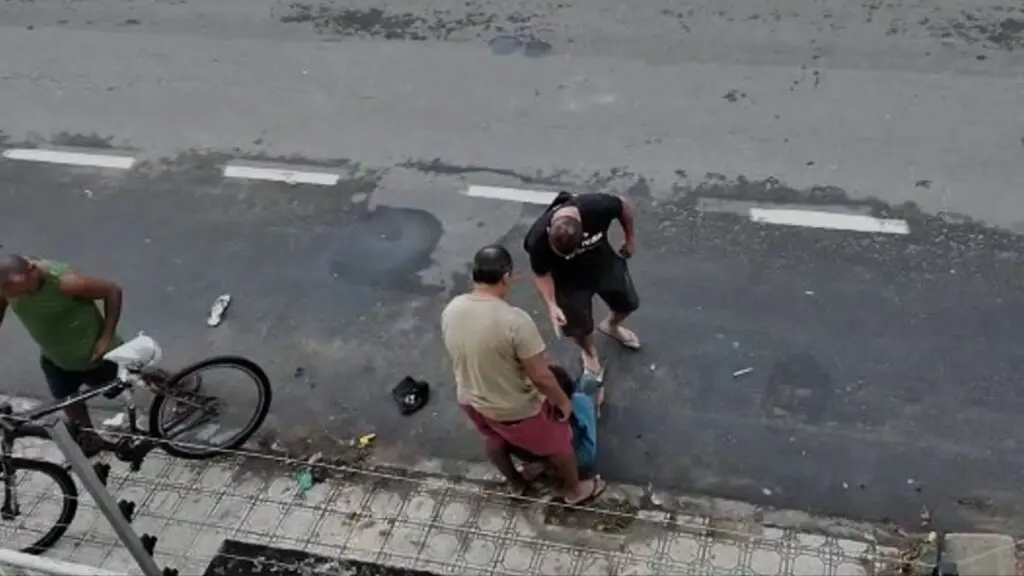 Vídeo: mulher pede perdão após assaltar universitária com arma falsa em Vila Velha