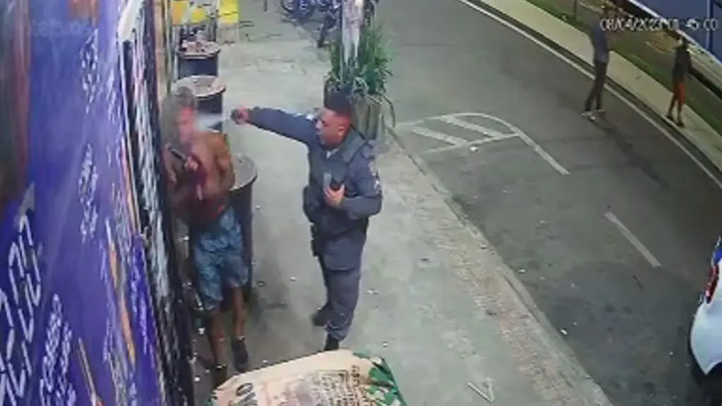 Vídeo: policial militar perde a linha durante abordagem a cliente de distribuidora na Serra