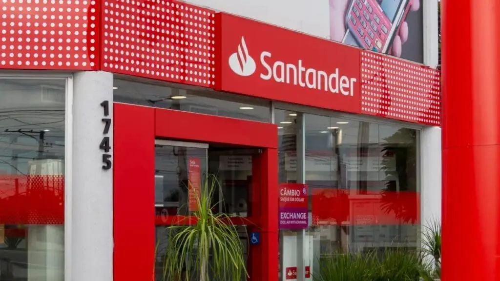 Santander oferece cartões de crédito com 21 meses de anuidade grátis no Mês das Mães Fachada do banco Santander