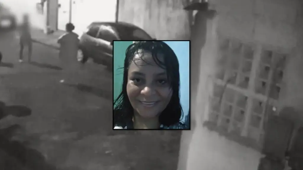 Mulher morre de facada em Vitória e um adolescente é o principal suspeito Arte com imagem da câmera de segurança preta e branco com uma senhora com uma mão no peito após ter sido atacada por uma facada, e no meio da imagem a foto da vítima.