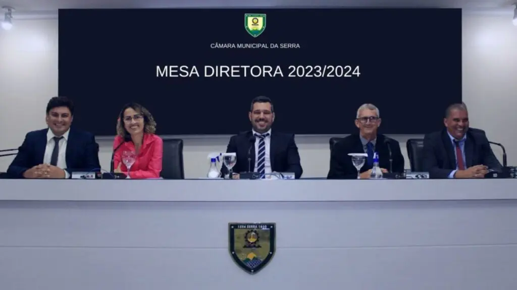 Câmara da Serra segue inovando e agora passa a ter Diário Oficial de forma digital Vereadores Adriano Galinhão, Elcimara Loureiro, Saulinho da Academia, Gilmar Dadalto e Cleber Serrinha integrantes da mesa diretora