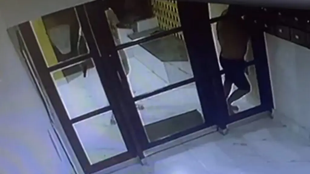 Vídeo: soldado da PM mata vizinho dentro de prédio em Jardim em Camburi