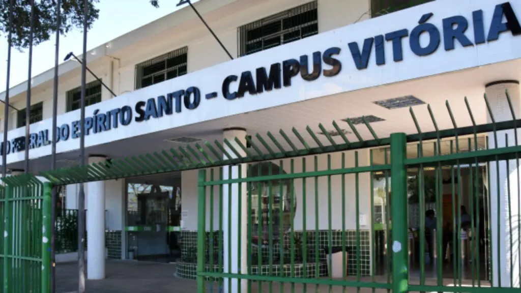 IFES de Vitória dispõe de 160 vagas para cursos técnicos do PROEJA Foto externa do ifes de vitória