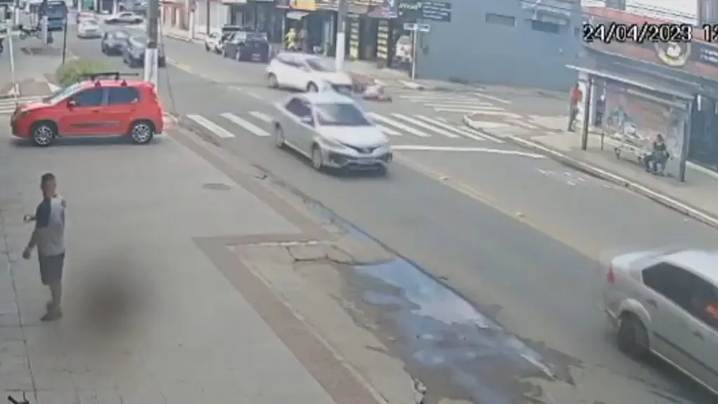 Vídeo: imagens de acidente envolvendo carro e moto no bairro Novo Horizonte