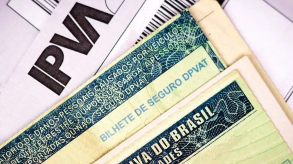 Fique de olho nos prazos de vencimento do IPVA 2023 e evite problemas Vários documentos de veículos um sob o outro