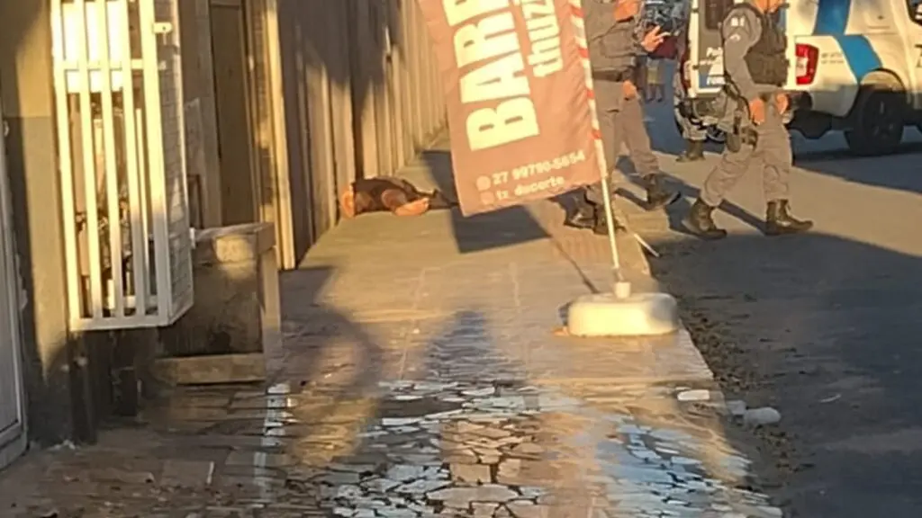 Tiroteio dentro de barbearia mata cliente e deixa barbeiro baleado em Jacaraípe