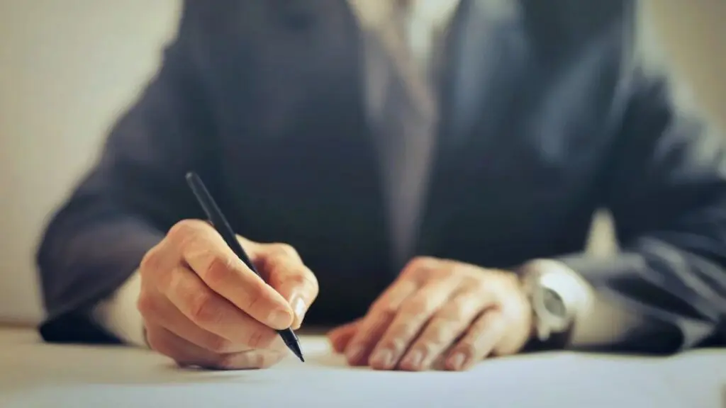 Fórum Cível da Serra abre vagas para o estágio de pós-graduação Homem de terno escrevendo texto