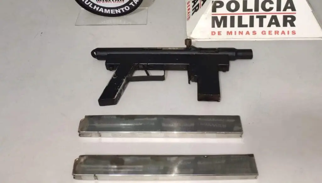 Polícia Militar prende casal da Serra transportando submetralhadora caseira no estado de Minas Gerais Sobre uma mesa branca uma submetralhadora calibre 9mm de fabricação caseira, dois carregadores e munições