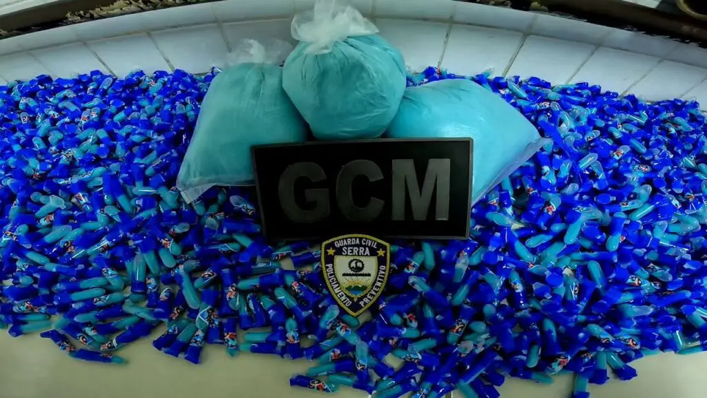 Guarda da Serra apreende mais de 2 mil pinos de cocaína do “Capitão América” Foto da apreensão de 2.547 pinos de cocaína, sobre uma bancada da 3ª Delegacia Regional, localizada em Laranjeiras na Serra.