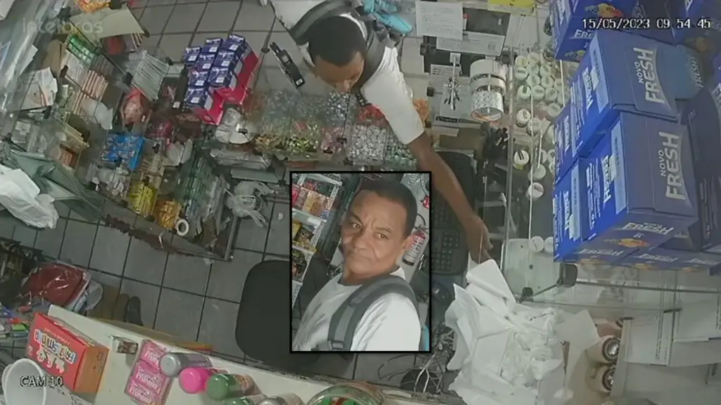 Vídeo: coroa é flagrado por câmera de segurança furtando celular na Serra Arte com 2 imagem na primeira um homem em uma loja, esticando o braço e furtando um celular, na segunda uma foto do rosto do homem