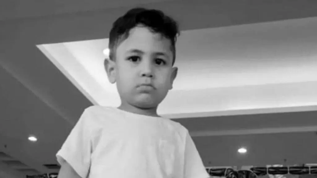 Suspeita de negligência: morre bebê que se engasgou durante uma refeição em creche na Serra Foto de Noah, em uma sala bem iluminada olhando para a camera, Noah tem 3 anos, e está em estado grave após engasgar-se durante uma refeição enquanto estava em uma creche