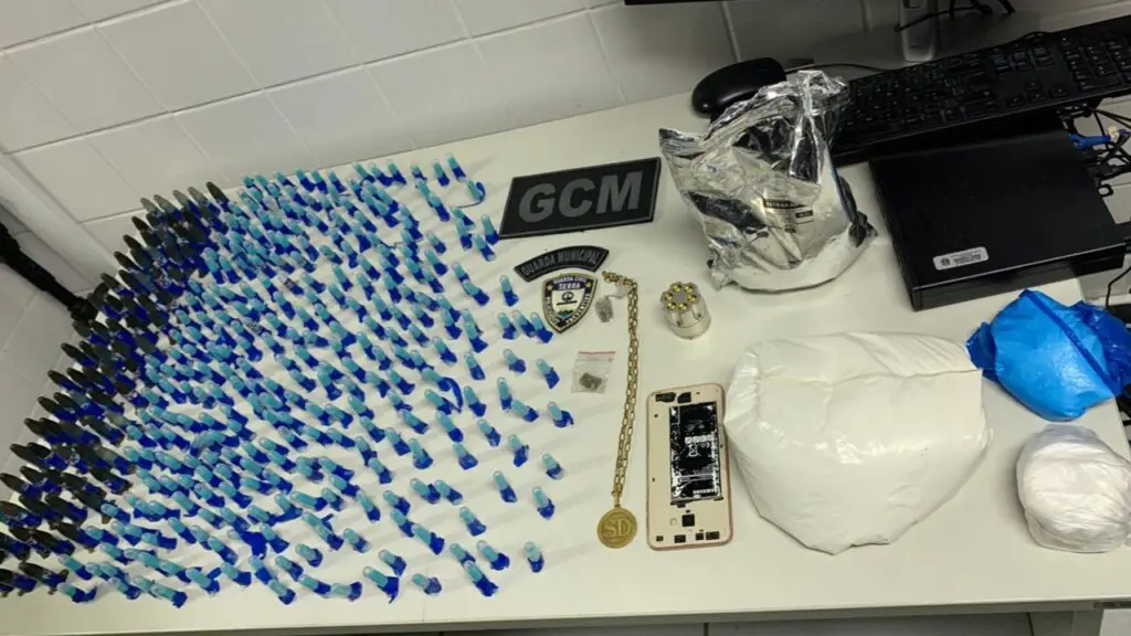 Guarda da Serra prende suposto pastor com cocaína do Capitão América na cueca Sobre uma mesa branca 332 pinos de cocaína, um pacote de anestésico TetraKaine Hydrochloride Eye Drops 99% produzido na China, um cordão dourado com as iniciais "SD" e um smartphone.