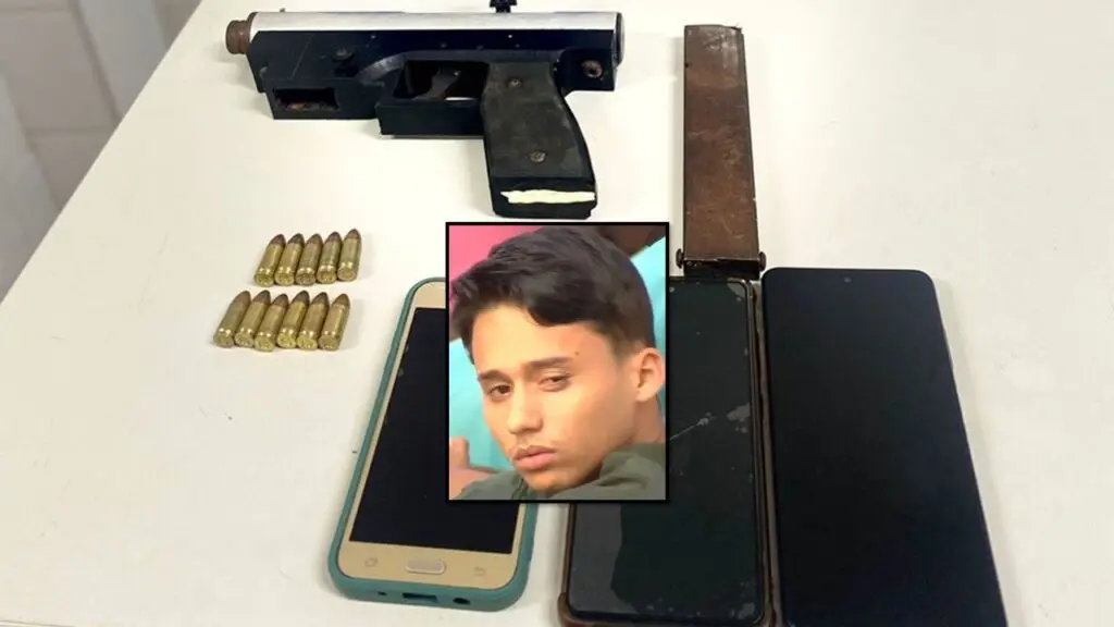 Polícia Militar prende gerente do tráfico em Colina da Serra e chefão faz ligação com oferta Arte com 2 imagens a primeira imagem, uma apreensão da PM, sobre uma mesa branca uma submetralhadora craftada, calibre 9mm, 11 munições intactas calibre 9mm, um carregador alongado e 3 celulares, e na segunda centralizada a foto do homem detido durante a ocorrência acusado de ser gerente do tráfico da região de Colina da Serra, na cidade da Serra-ES
