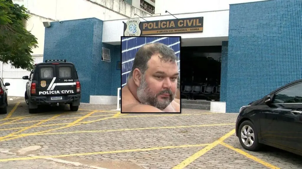 Dia de Fúria: homem tenta botar fogo em ex-cunhada na Serra Arte com a imagem da entrada da 3ª Delegacia Regional da Serra, e a foto de um homem, acusado de agredir e tentar atear fogo em uma mulher, a foto está centralizada na imagem