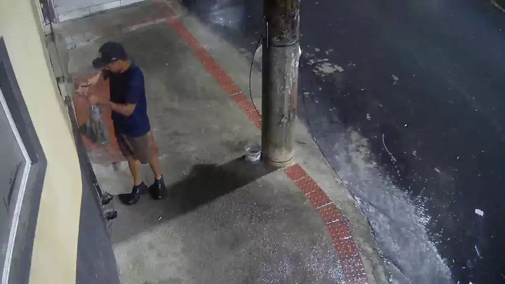 Vídeo: câmera de segurança flagra sujeito furtando fio terra de residências na Serra Foto de um homem segurando um alicate e furtando fiaçoes de residencias na cidade da Serra