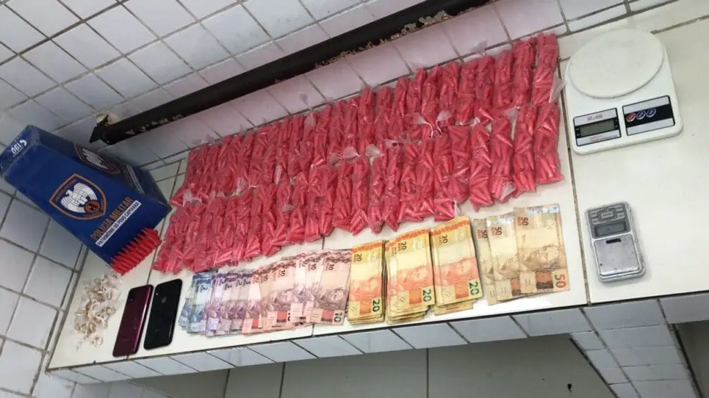 P2 detecta biqueira e PM consegue apreender mais de 1.500 pinos de cocaína na Serra Imagem de uma apreensão de drogas realizada pela Polica Militar, sobre uma bancada 1.520 pinos de cocaína e 112 pedras de crack, juntamente com uma quantia de R$ 2.320,00 em espécie, além de dois celulares e duas balanças de precisão.