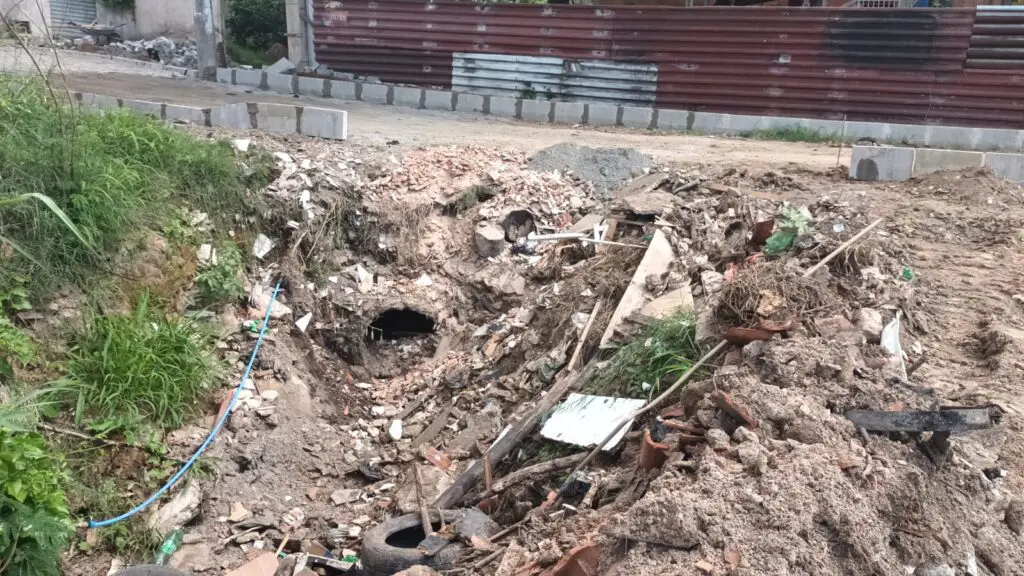 Barranco na rua Santos Neves, Porto Dourado