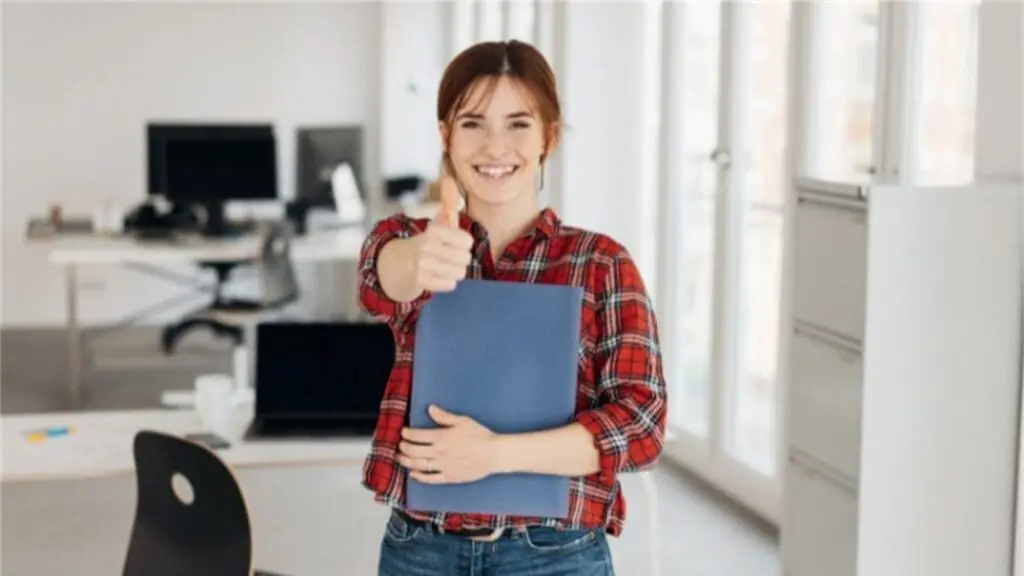 Veja como buscar oportunidades de emprego de forma fácil no Portal Emprega Brasil Uma mulher fazendo joia com a mão direita