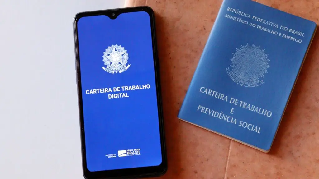 SINE: conta com 1.466 novas oportunidades de emprego em unidades localizadas na Grande Vitória Foto da Carteira de Trabalho Digital ao lado da Carteira física
