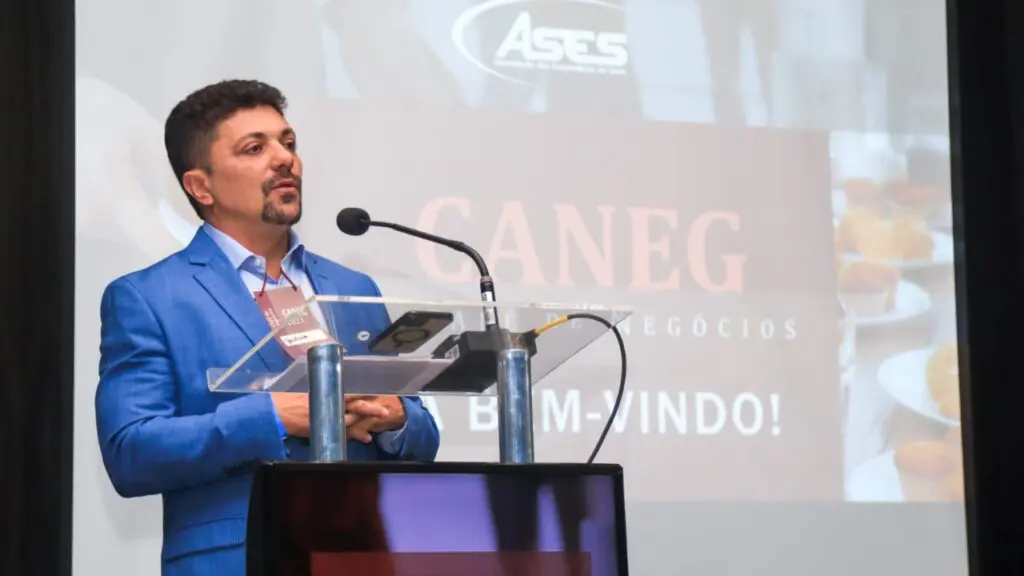 Inscrições abertas para nova edição do Café com Negócios da Ases Foto de um palestrante na Ases