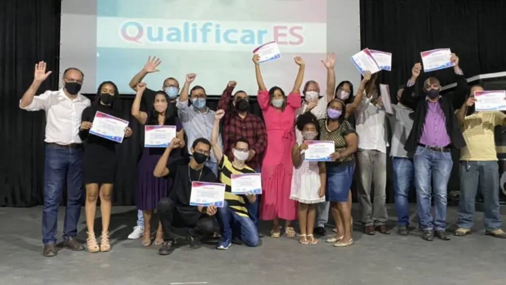 Programa Qualificar ES forma mais de seis mil alunos em cursos presenciais Cerimônia de formatura do Programa Qualificar ES em Guarapari