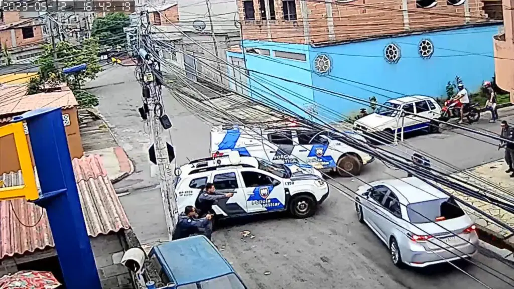 Vídeo: câmera mostra equipes da PM recuperando carro roubado na Serra com suspeito dentro