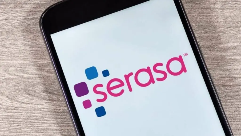 Foto celular aberto o aplicativo do Serasa