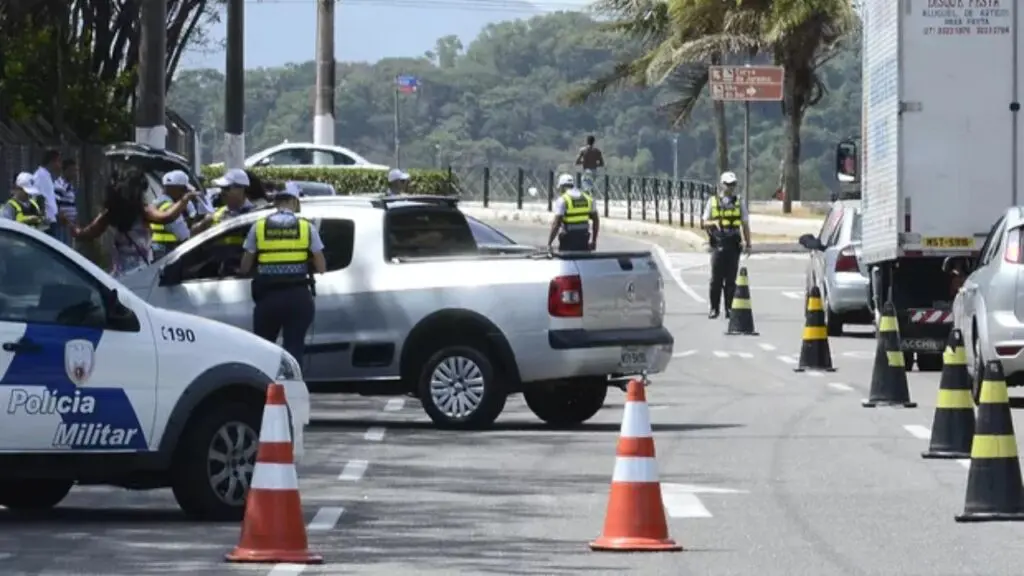 Blitz’s realizadas pelo Batalhão de Trânsito flagram infrações e imprudências na Grande Vitória Blitz na Grande Vitória, próximo a praia