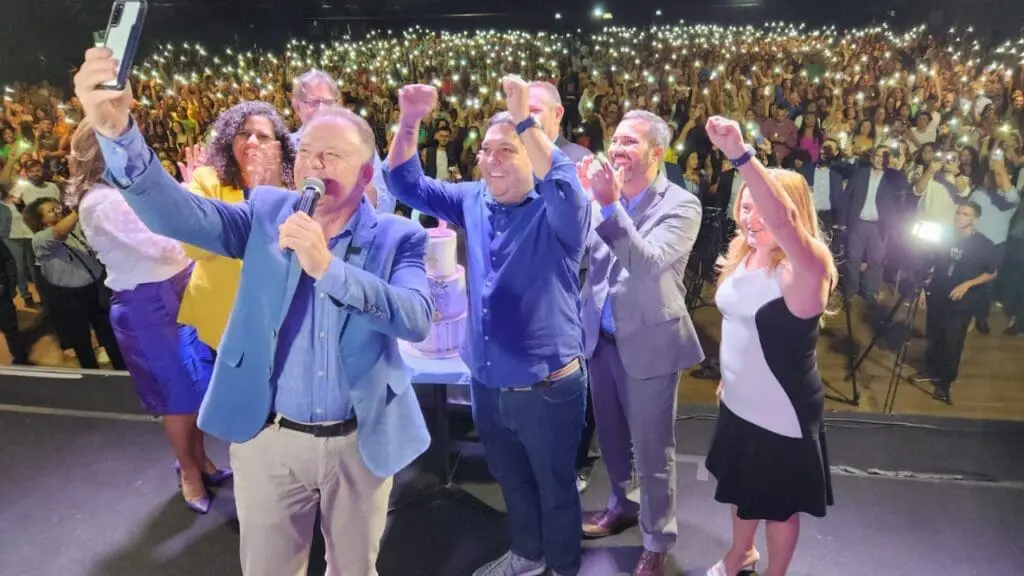 Governo realiza formatura de alunos do Qualificar ES na Grande Vitória Governador e outras pessoas em formatura do programa Qualificar ES
