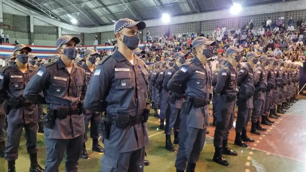 Polícia Militar do ES divulga a convocação para as próximas etapas dos concursos Foto de vários PMES e posição de sentido