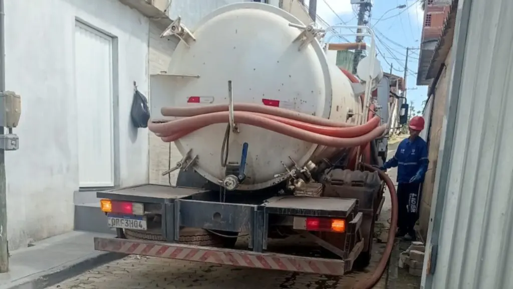 CESAN cobra taxa de residência sem encanamento de esgoto e gera revolta em morador da Serra Caminhão de sucção da prefeitura da Serra