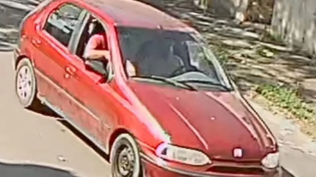Onda de arrombamentos coloca moradores em alerta máximo em Nova Carapina carro vermelho dos assaltantes