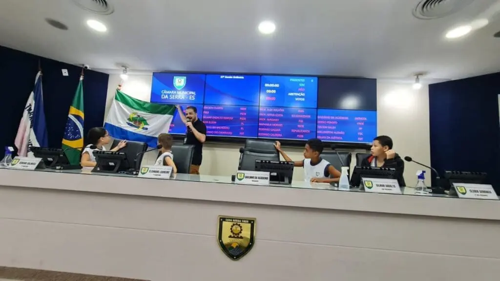 Crianças durante visita a Câmara Municipal