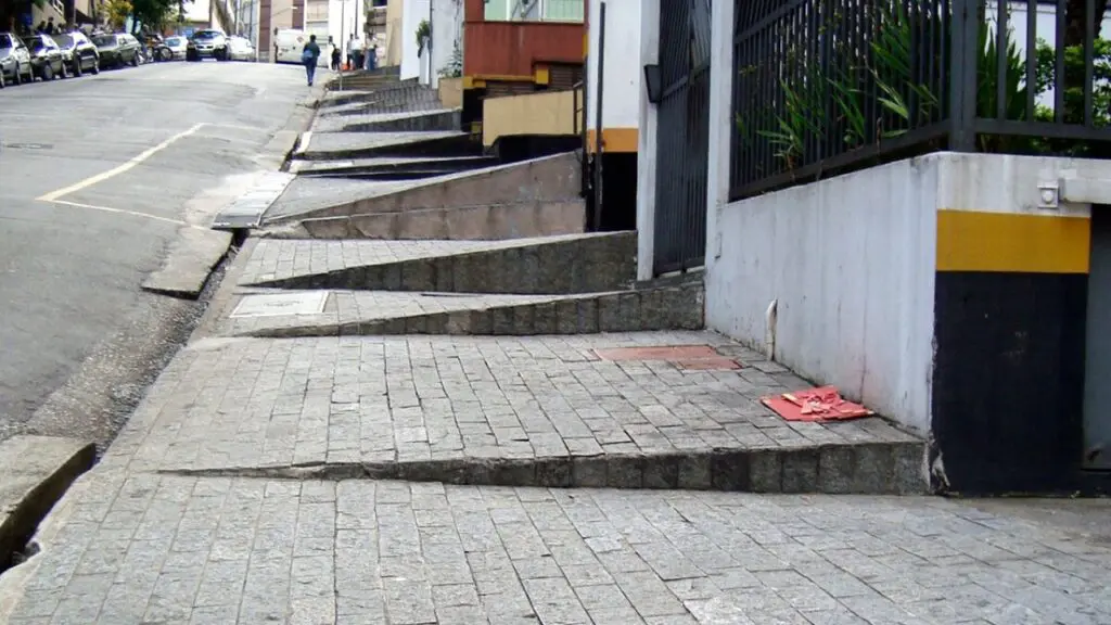 Morador de Vila Velha será indenizado por queda em calçada pública Foto com várias calçadas