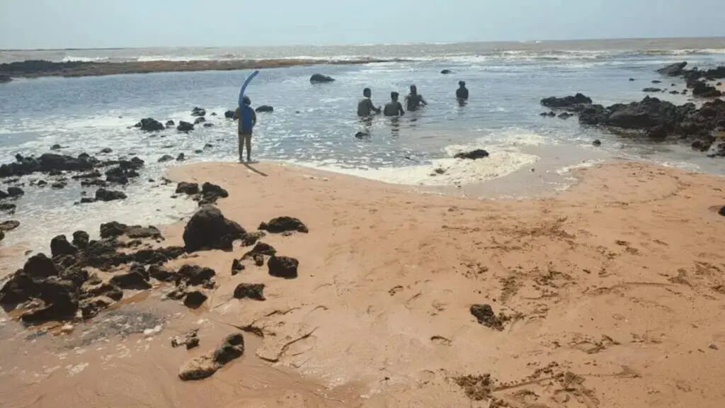 Esgoto despejado em praia, espanta turistas e serranos passam vergonha