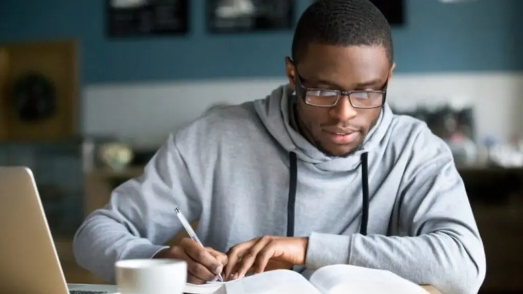 Cinco certificações financeiras para quem deseja se destacar no mercado; confira as principais Foto de uma pessoa estudando o mercado financeiro