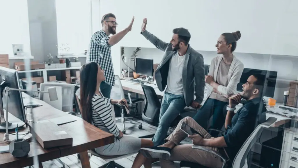 Foto de pessoas comemorando a aquisição de um investimento em sua Startup